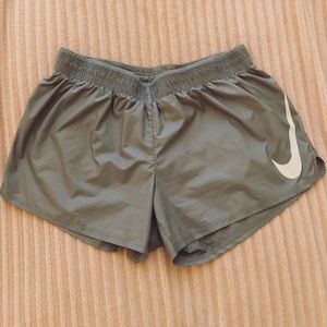 ❤️SOLD❤️ Nike Gray Size Medium Shorts